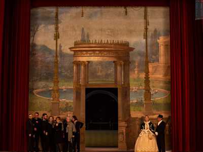 Infine sul fondo del palco fa bella mostra di s� il ritrovato �comodino�: una tempera su tela realizzata nel 1913 dal pittore barese Antonio Lanave e lasciata in abbandono per sessant�anni